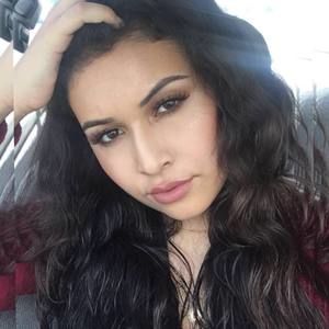 Meet your Posher, Selena